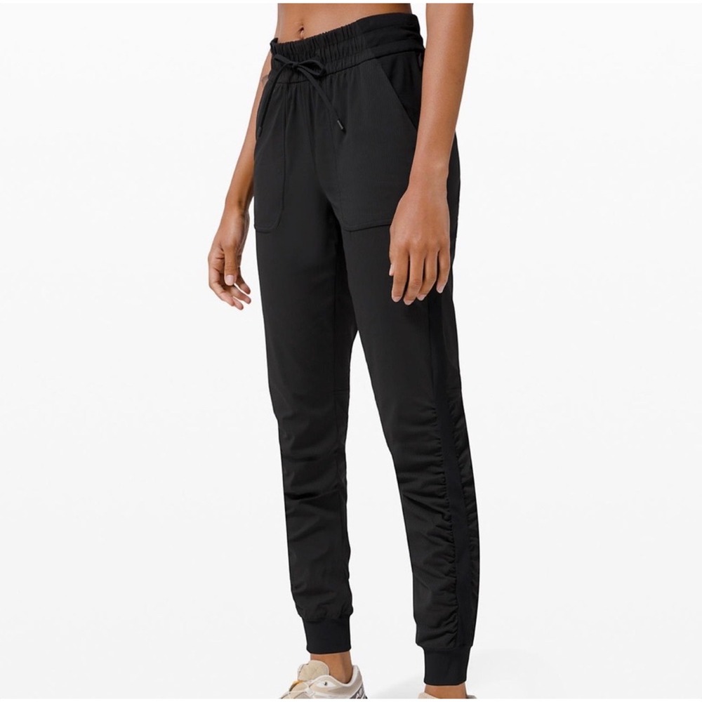 Lululemon Beyond the Studio Joggers black 6 active athletic performance commute
